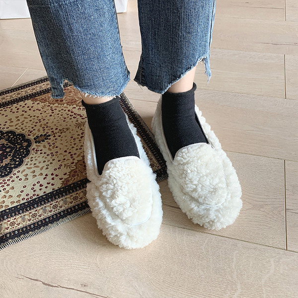 Női pehelypapucs lapos talppal, fekete, fehér, rózsaszín és barna színben