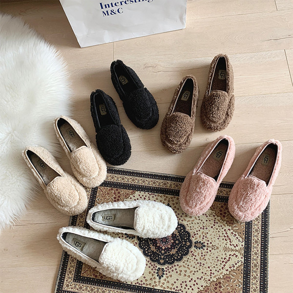 Női pehelypapucs lapos talppal, fekete, fehér, rózsaszín és barna színben