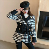 Modern kockás kabát gombokkal és övvel