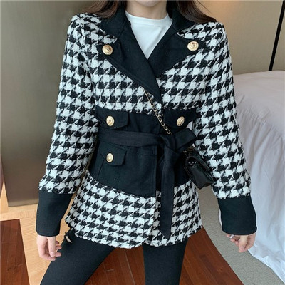 Modern kockás kabát gombokkal és övvel