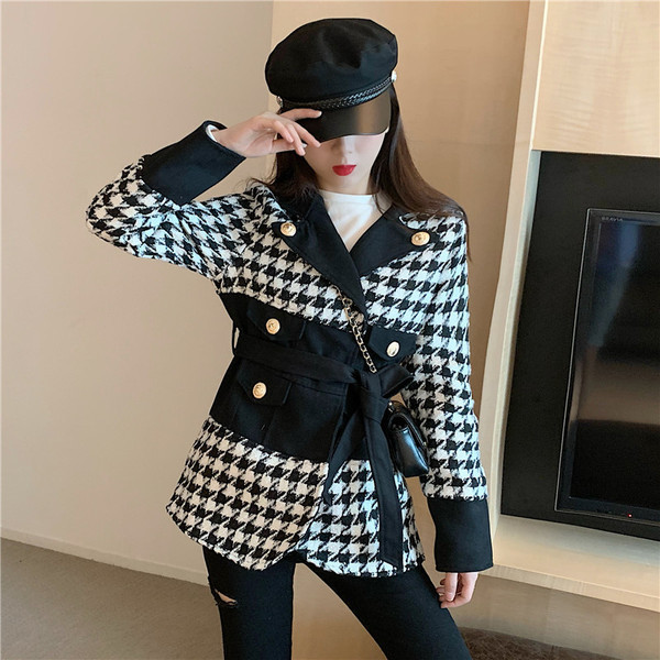 Modern kockás kabát gombokkal és övvel