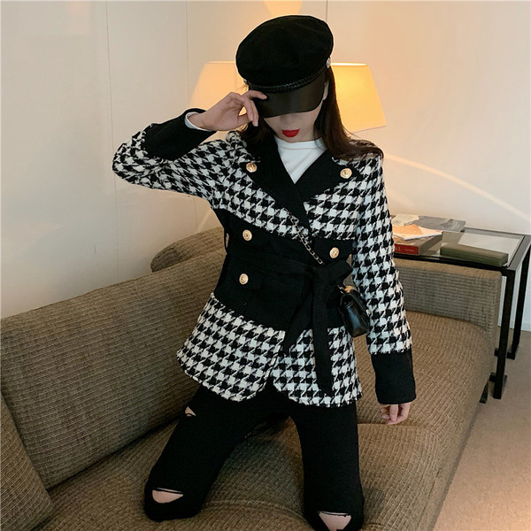 Modern kockás kabát gombokkal és övvel