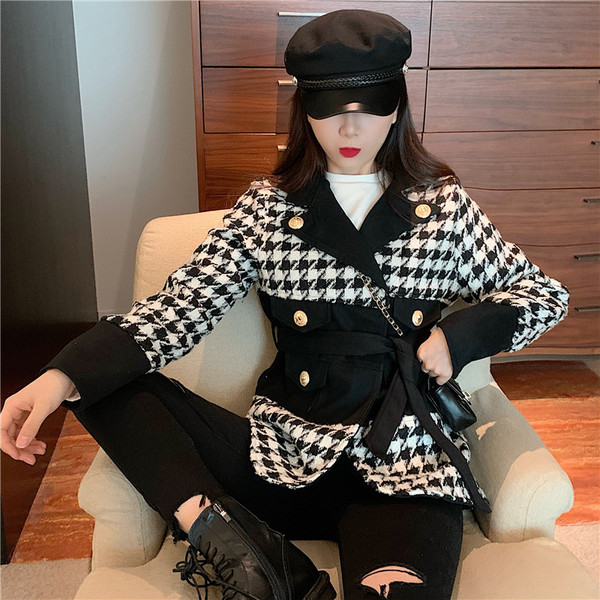 Modern kockás kabát gombokkal és övvel