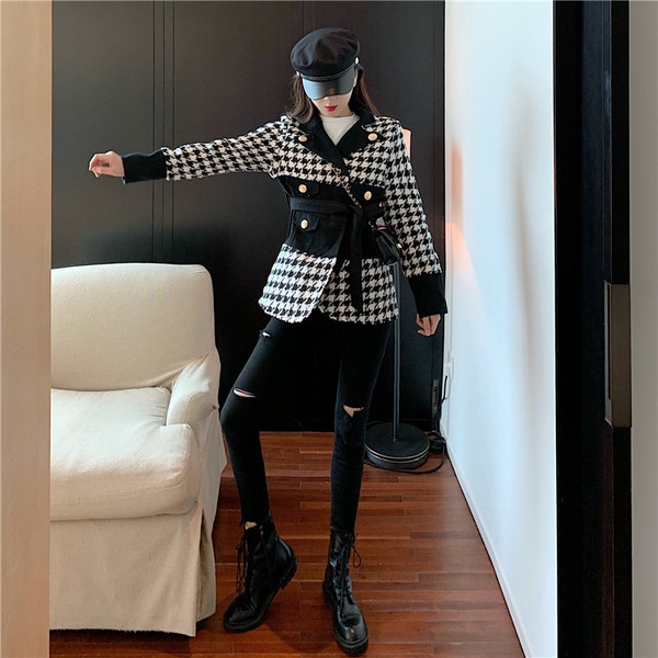 Modern kockás kabát gombokkal és övvel