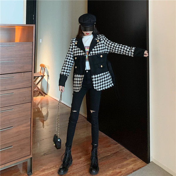 Modern kockás kabát gombokkal és övvel