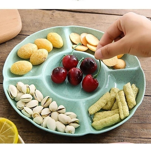 Kerek műanyag tányér öt osztással kék, zöld, bézs és rózsaszín színben