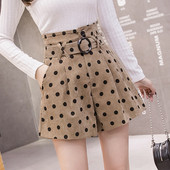 Pantaloni scurți de damă în bej și maro cu curea și talie înaltă