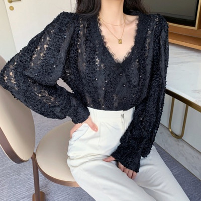 Modern csipke ing V-nyakú fehér és fekete színben