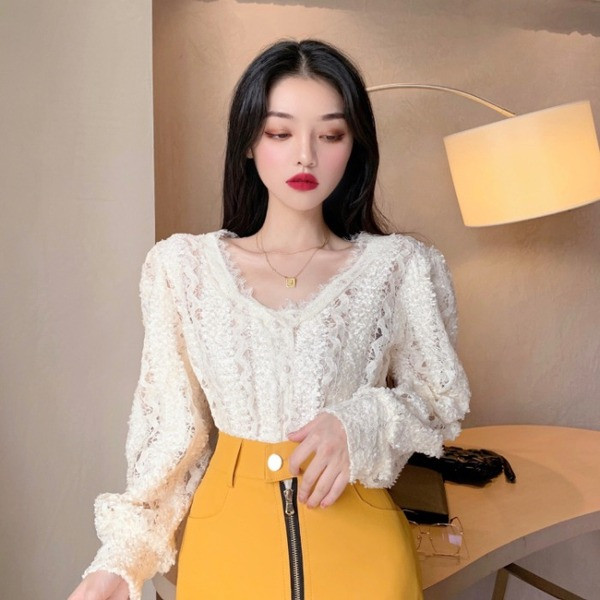 Modern csipke ing V-nyakú fehér és fekete színben