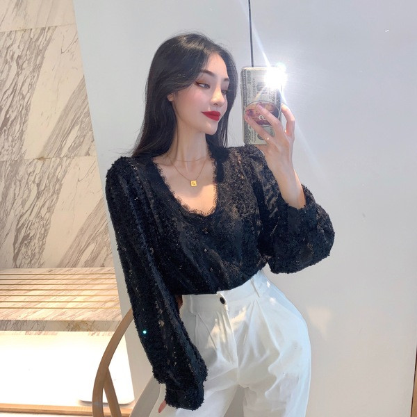 Modern csipke ing V-nyakú fehér és fekete színben