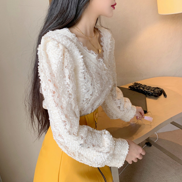 Modern csipke ing V-nyakú fehér és fekete színben