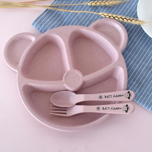 Műanyag etetőkészlet, mely tartalmaz egy medve alakú tányért 3 résszel + villát és kanál rózsaszín, bézs és kék színben