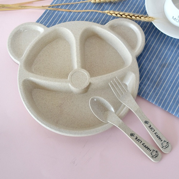 Műanyag etetőkészlet, mely tartalmaz egy medve alakú tányért 3 résszel + villát és kanál rózsaszín, bézs és kék színben