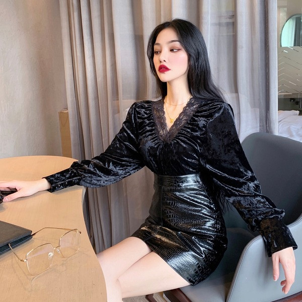 Bluză de damă modernă din catifea cu decolteu în V și dantelă