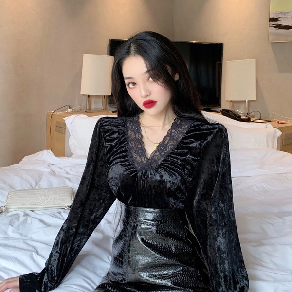 Bluză de damă modernă din catifea cu decolteu în V și dantelă