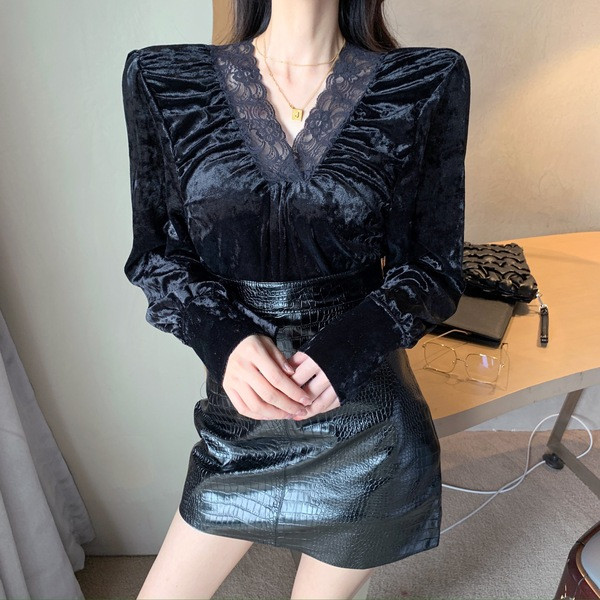 Bluză de damă modernă din catifea cu decolteu în V și dantelă