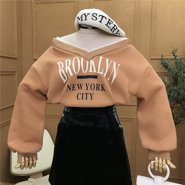 Bluză de damă cu decolteu spitz și aplicație în alb, maro și negru