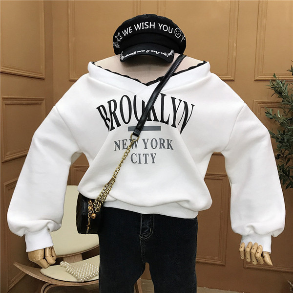 Bluză de damă cu decolteu spitz și aplicație în alb, maro și negru