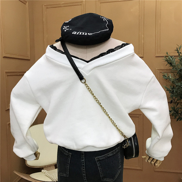 Bluză de damă cu decolteu spitz și aplicație în alb, maro și negru