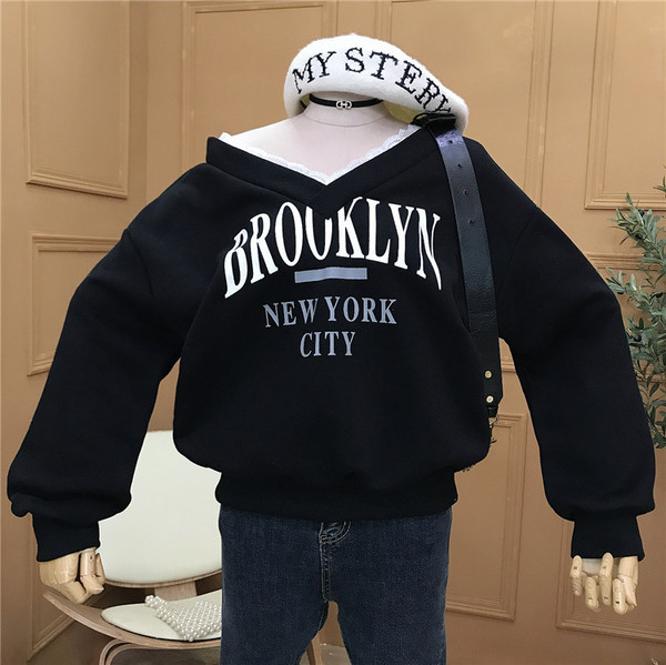 Bluză de damă cu decolteu spitz și aplicație în alb, maro și negru