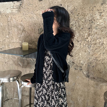 Hosszú szabású ruha hasítékkal, virágmintával