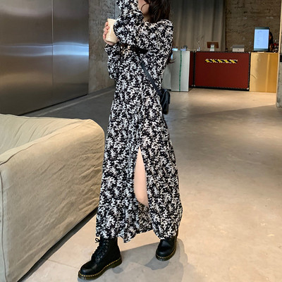 Hosszú szabású ruha hasítékkal, virágmintával