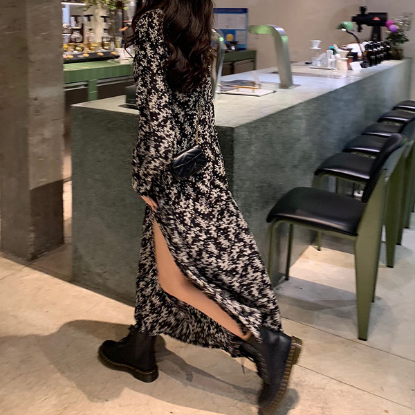 Hosszú szabású ruha hasítékkal, virágmintával