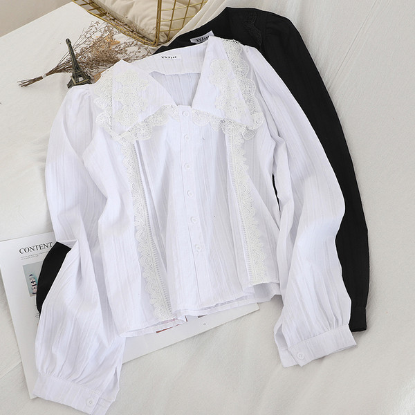 Női ing fehér és fekete színben V-nyakkal és csipkével