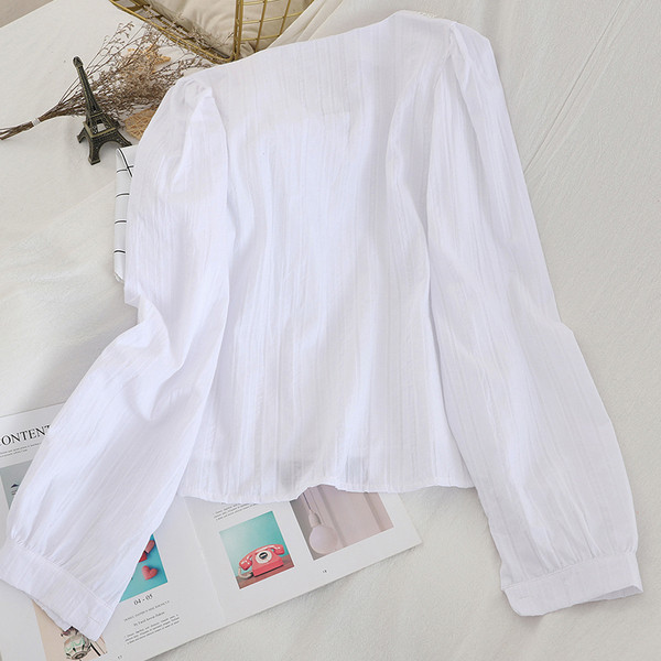 Női ing fehér és fekete színben V-nyakkal és csipkével