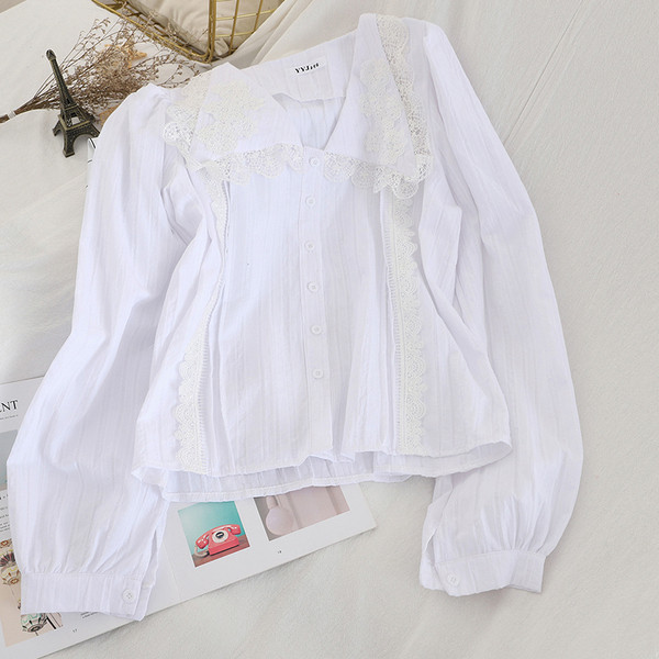 Női ing fehér és fekete színben V-nyakkal és csipkével