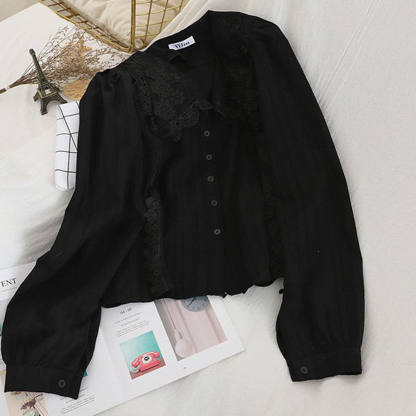 Női ing fehér és fekete színben V-nyakkal és csipkével