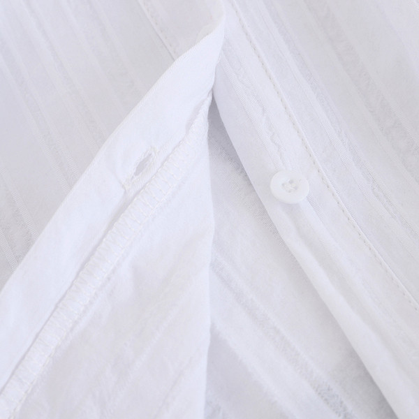 Női ing fehér és fekete színben V-nyakkal és csipkével