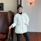 Modern téli kabát gombokkal - fehér és fekete gyöngyökkel