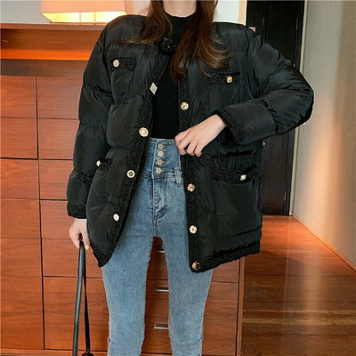 Modern téli kabát gombokkal - fehér és fekete gyöngyökkel