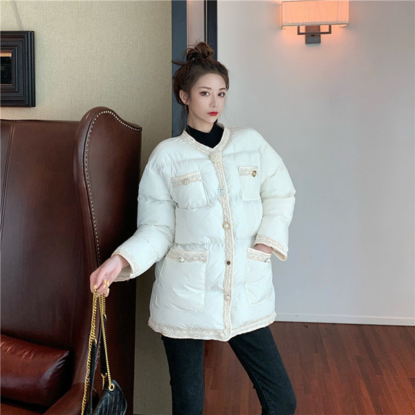 Modern téli kabát gombokkal - fehér és fekete gyöngyökkel