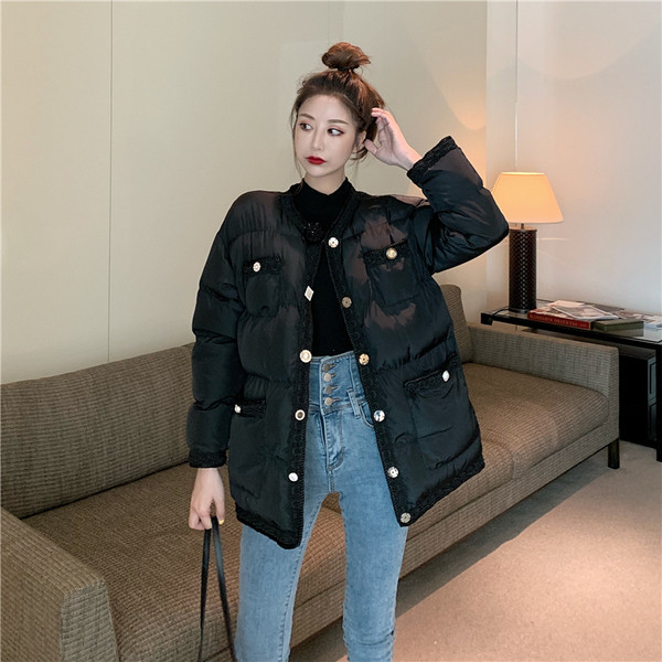 Modern téli kabát gombokkal - fehér és fekete gyöngyökkel