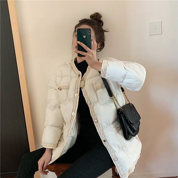 Modern téli kabát gombokkal - fehér és fekete gyöngyökkel