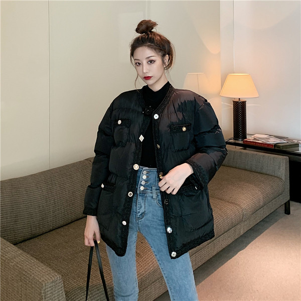 Modern téli kabát gombokkal - fehér és fekete gyöngyökkel