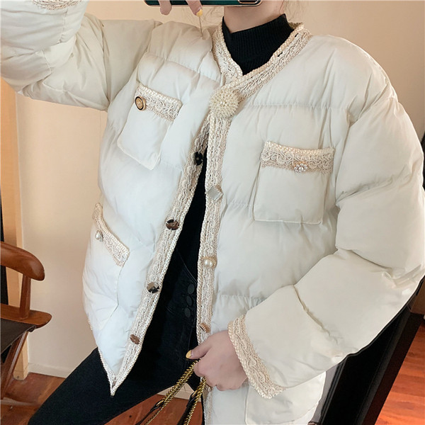 Modern téli kabát gombokkal - fehér és fekete gyöngyökkel