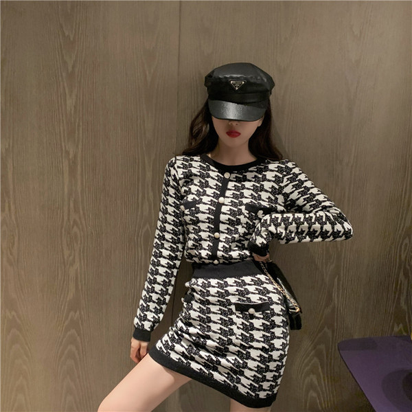 Női kötött szett rövid kardigánból és szoknyából fekete-fehér színben