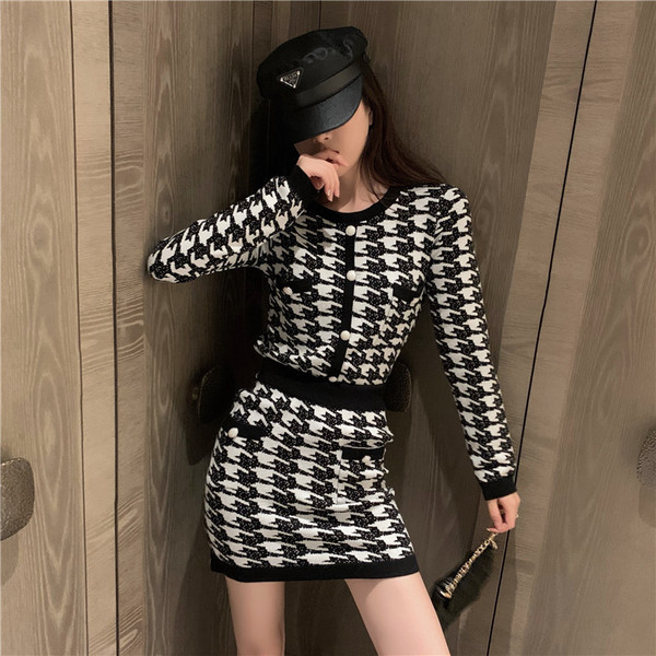 Női kötött szett rövid kardigánból és szoknyából fekete-fehér színben
