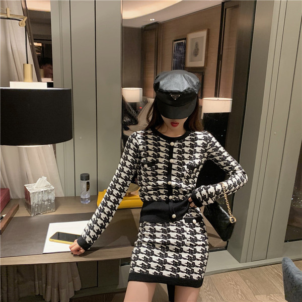 Női kötött szett rövid kardigánból és szoknyából fekete-fehér színben