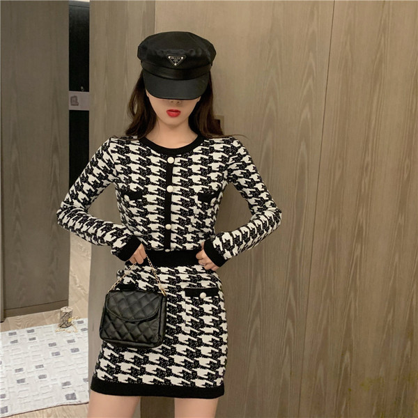 Női kötött szett rövid kardigánból és szoknyából fekete-fehér színben