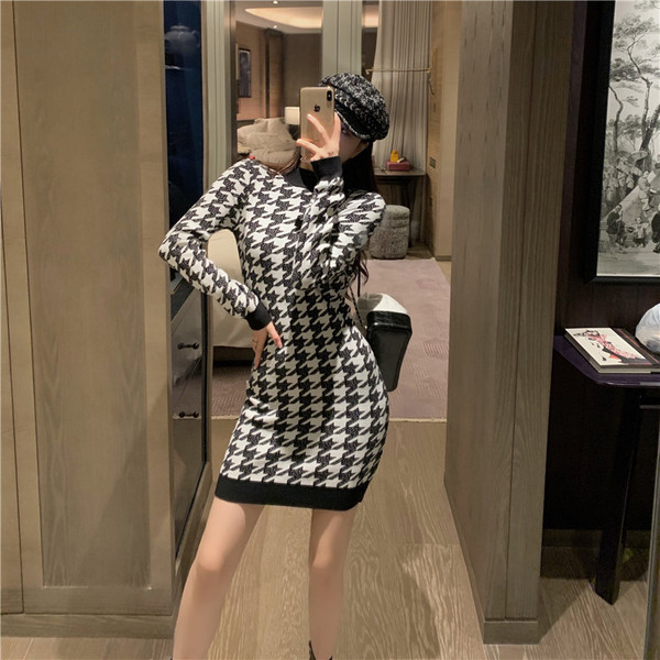 Rochie scurtă tricotată în alb-negru