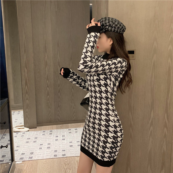 Rochie scurtă tricotată în alb-negru