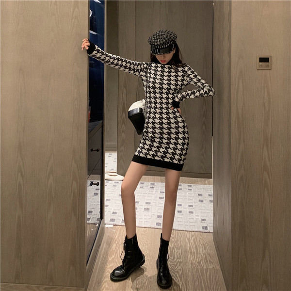 Rochie scurtă tricotată în alb-negru