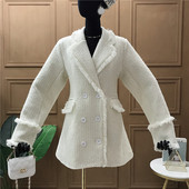 Aktuális női kabát bézs és fekete gombokkal