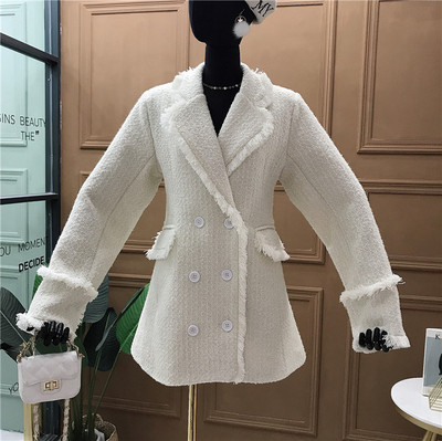 Aktuális női kabát bézs és fekete gombokkal