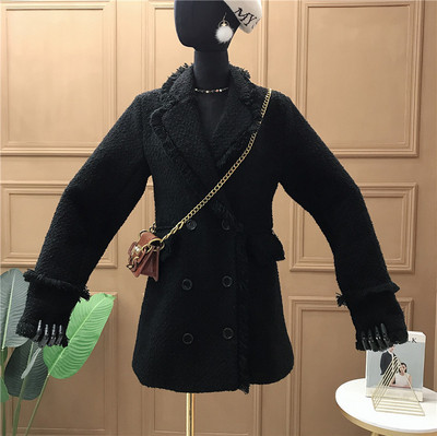 Aktuális női kabát bézs és fekete gombokkal