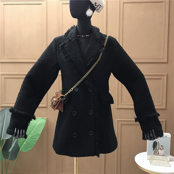 Aktuális női kabát bézs és fekete gombokkal